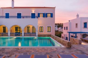Pool am Abend - Romantica Apartments Agia Pelagia Kythira