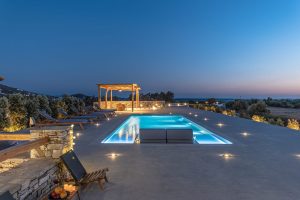 Pool am Abend Villa Armelina Naxos
