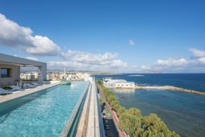 Pool auf dem Dach mit Meerblick – SanSal Boutique Hotel, Chania