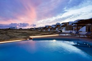 Pool bei Sonnenuntergang - Almyra Guest Houses Paraga Mykonos