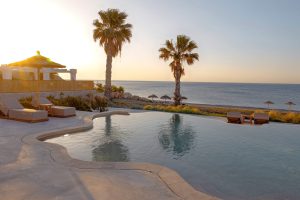 Pool bei Sonnenuntergang Crystalia Beach House Lachania