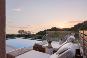 Pool bei Sonnenuntergang - Lemnos Thea Luxury Villas Limnos
