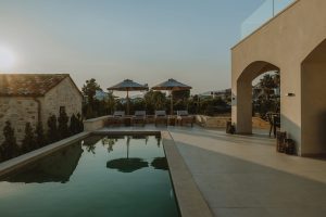 Pool bei Sonnenuntergang Nama Seaside Villas Kanali