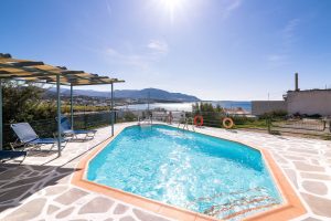 Pool mit Blick auf die Berge – Afroditi Apartments Makrys Gialos Kreta