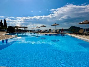 Pool mit Blick auf die Bucht – Tolo, Peloponnes