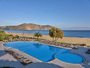 Pool mit Blick auf Strand und Berge – Pilot Beach Resort, Georgioupoli