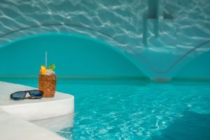Pool mit Getränk - On The Rocks Hotel Imerovigli Santorini