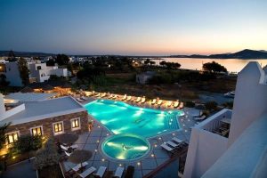 Pool am Abend mit Blick aufs Meer – Agios Georgios, Naxos