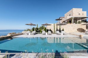 Pool mit Liegen - – Amani Earthy Living, Mani