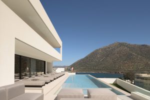 Pool mit Liegen, Artio Villa Bali