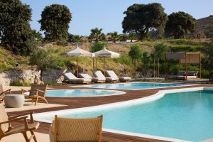 Pool mit Liegen Golden Milos Beach House