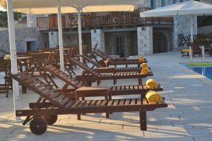 Pool mit Liegen - – Thirides Beach Resort, Mavrovouni