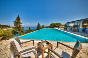 Pool mit Meerblick Glyfada Greek Villas Paxos