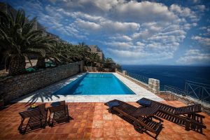 Pool mit Meerblick - Limeni Village Hotel