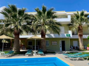 Pool mit Palmen – Manolis Apartments, Plakias