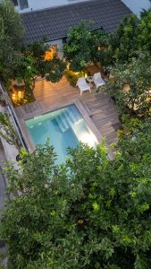 Pool mit Sitzbereich - City Cottage Kalamata