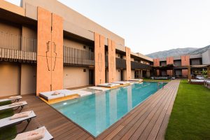 Pool mit Sonnenliegen – Pilot Amphora Boutique Hotel, Georgioupoli