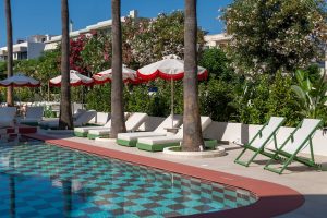 Pool mit Sonnenliegen, Villa Coo Kos-Stadt