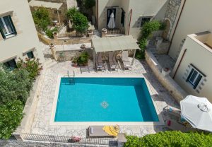 Pool und Garten von oben, Helianthos Villas Douliana