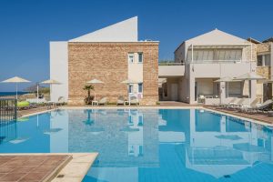 Pool und Gebäude – Kostakis Beach, Gerani bei Chania
