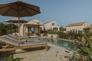 Pool und Liegen Nama Seaside Villas Kanali