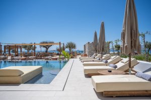 Pool und Liegen – Plaka, Naxos