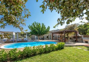 Pool und Liegen, Villa4Dreams Gerani