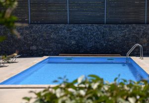 Pool und Sonnenliegen, Kalostous Villas Agia Triada