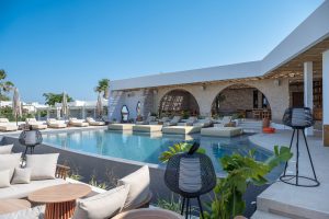 Pool und Strandbar – Plaka, Naxos