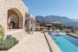 Pool und Terrasse mit Meerblick - – Amani Earthy Living, Mani