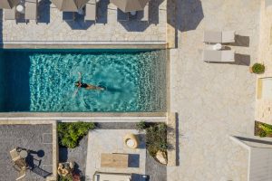 Pool von oben - – Amani Earthy Living, Mani
