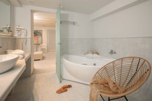 Premium-Zimmer mit Whirlpool – Agia Anna, Naxos