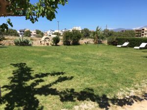 Rasenfläche im Garten – Aglaia Kalamaki Kreta