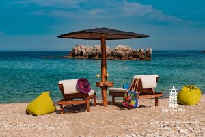 Reservierte Schirme am Strand Damma Mia Damouchari
