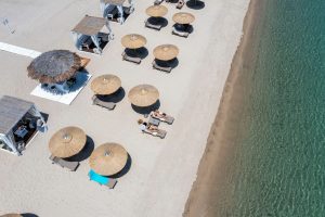 Sandstrand mit Schirmen - – Ammouda Villas, Sithonia