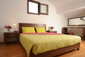 Schlafzimmer einer Suite – Lenikos Resort, Agia Galini