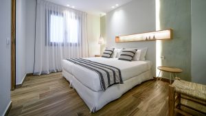 Schlafzimmer mit Doppelbett – Lenikos Resort, Agia Galini