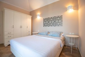 Schlafzimmer mit Doppelbett – Sky & Sea View Retreat, Melitsachas