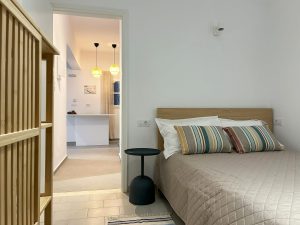 Schlafzimmer mit Doppelbett – The Blue Eye of Kalymnos, Melitsachas
