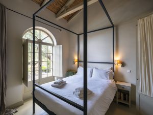 Schlafzimmer mit Himmelbett Liodentra Kardamyli