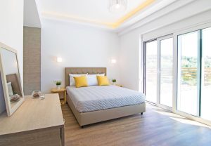 Schlafzimmer mit Kingsize-Bett, Kalostous Villas Agia Triada