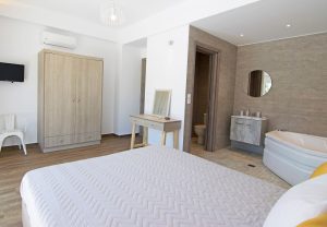 Schlafzimmer mit Kleiderschrank, Kalostous Villas Agia Triada