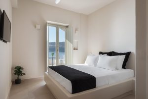 Schlafzimmer mit Meerblick - Yerma Suites Limeni