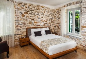 Schlafzimmer mit Natursteinwand – Villa Thalia, Ano Gatzea, Pilion