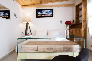 Schlafzimmer mit Sitzecke Mera Beachfront House Falasarna