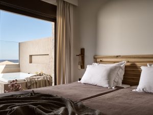 Schlafzimmer mit Whirlpool auf dem Balkon – Villa La Soleil - Zante Zen Villas Zakynthos