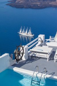 Segelschiff in der Caldera - On The Rocks Hotel Imerovigli Santorini