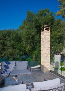 Sitzecke auf der Terrasse Villa Nikolakis Kerasia