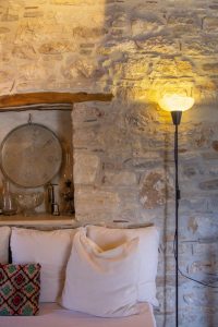 Wohnraum mit Stehlampe - Steinhaus Koumeika Samos
