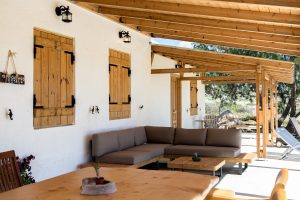 Sitzecke unter der Pergola Mera Beachfront House Falasarna